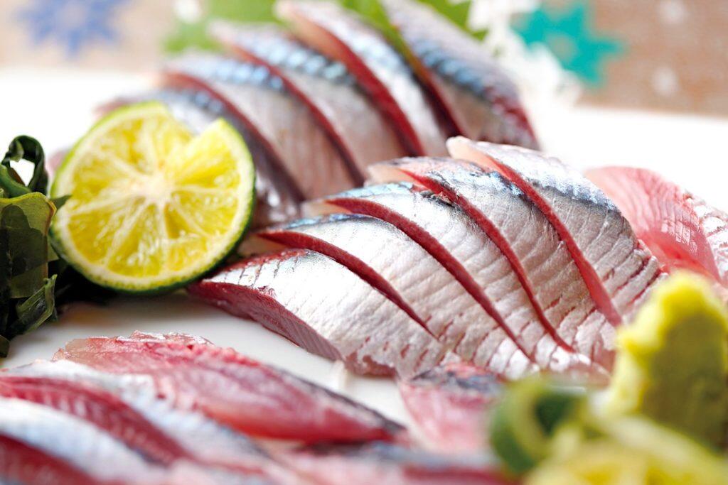 釣り上げから氷水への投入まで一切魚体に触れることないよう独自の技術を開発し、すばやく氷水で活き締めしているので高い鮮度を保っている