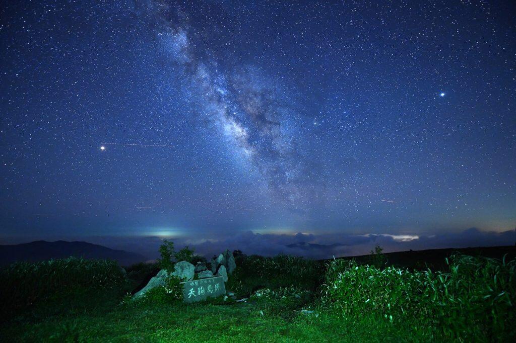 手を伸ばせば届きそうなくらい星を間近に感じられる「星ふるヴィレッジTENGU」