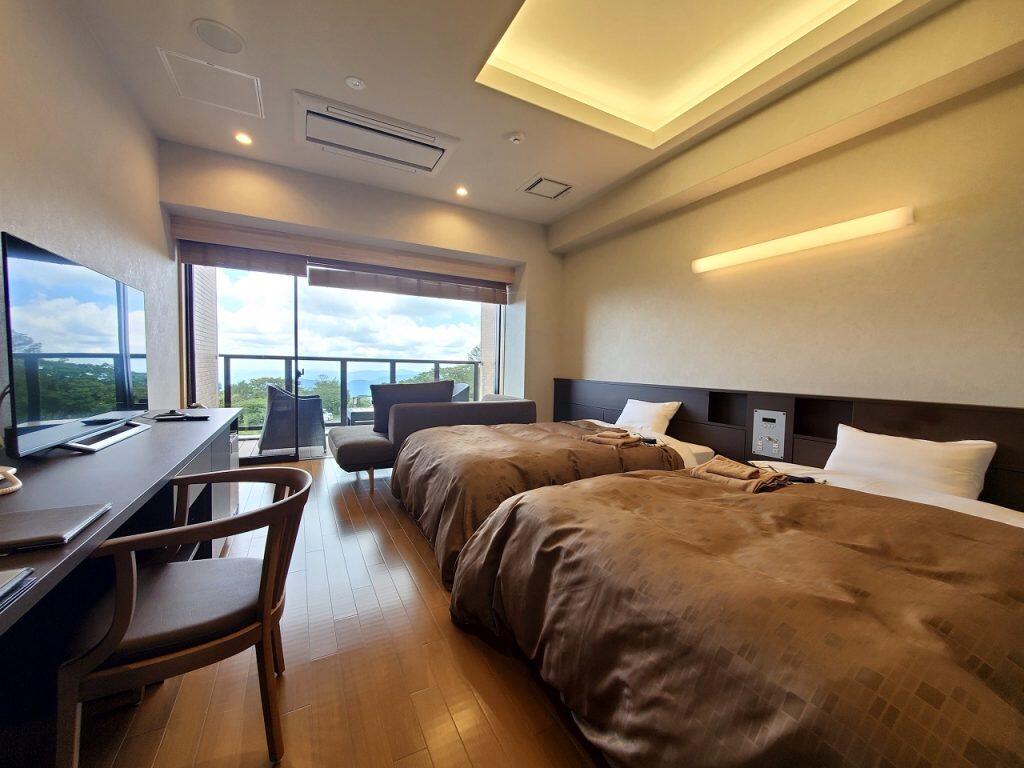 メゾネットタイプの特別な部屋『星空客室』は、昼は眼下に広がる壮大な大自然