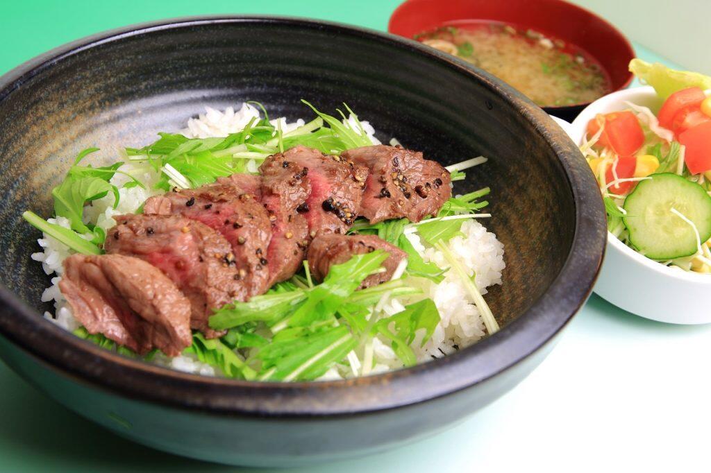 レストランでは、土佐和牛や四万十ポーク、四万十鶏などの高知県産の素材を使った料理を楽しめます