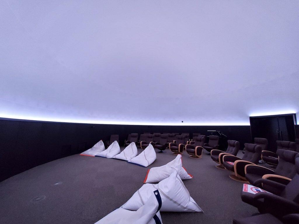 ゆったり座れるソファやリクライニングチェア、寝転がれるビーズクッションなど、お好みのスタイルで鑑賞できる