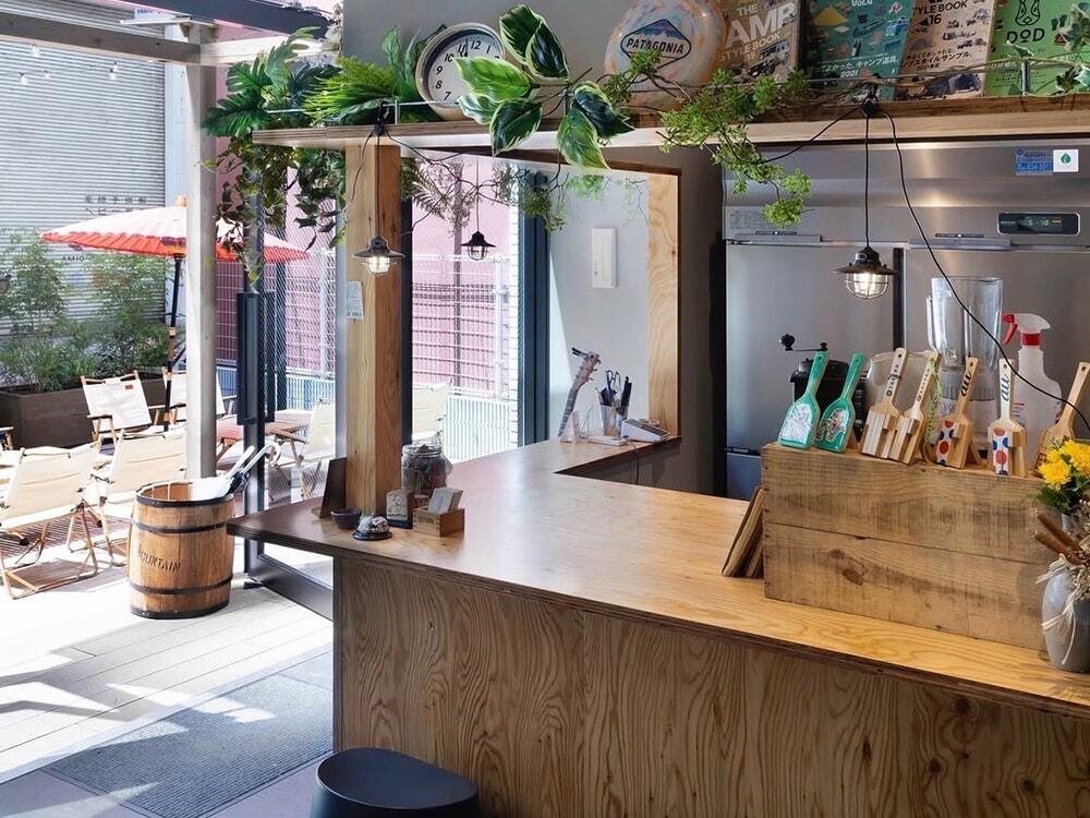 sotoffice cafe bar高知店の店舗内観(昼間)