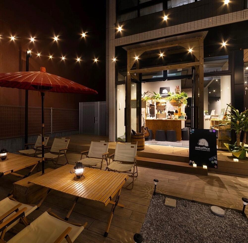 sotoffice cafe bar高知店の店舗内観(夜間)