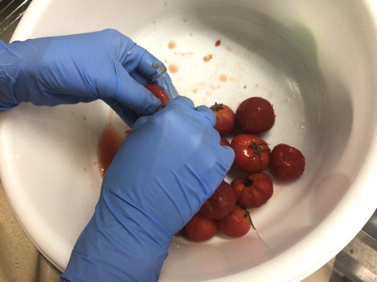 一粒一粒手作業で湯むきし、皮と種を取り除き、3時間ものあいだ焦がさないようにゆっくりじっくり混ぜながら根気強く煮込む