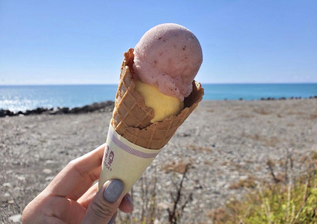お店では、カップやコーンで様々な種類のアイスを楽しむこともできる