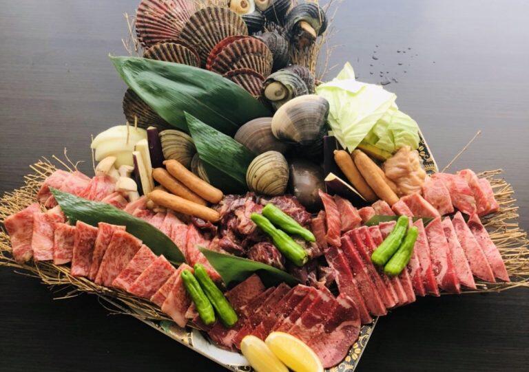 貝焼きや焼肉はもちろん、徳さんのから揚げ定食や四万十ポークヒレカツ定食、鰹たたき定食や海鮮丼