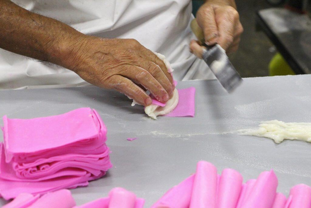 「山本かまぼこ店」のかまぼこは、塩気は取れるが甘味が不足しがちな漁師のために甘めに作られており、現在でもマグロ船に積み込まれ、その味わいは漁師たちにも大人気