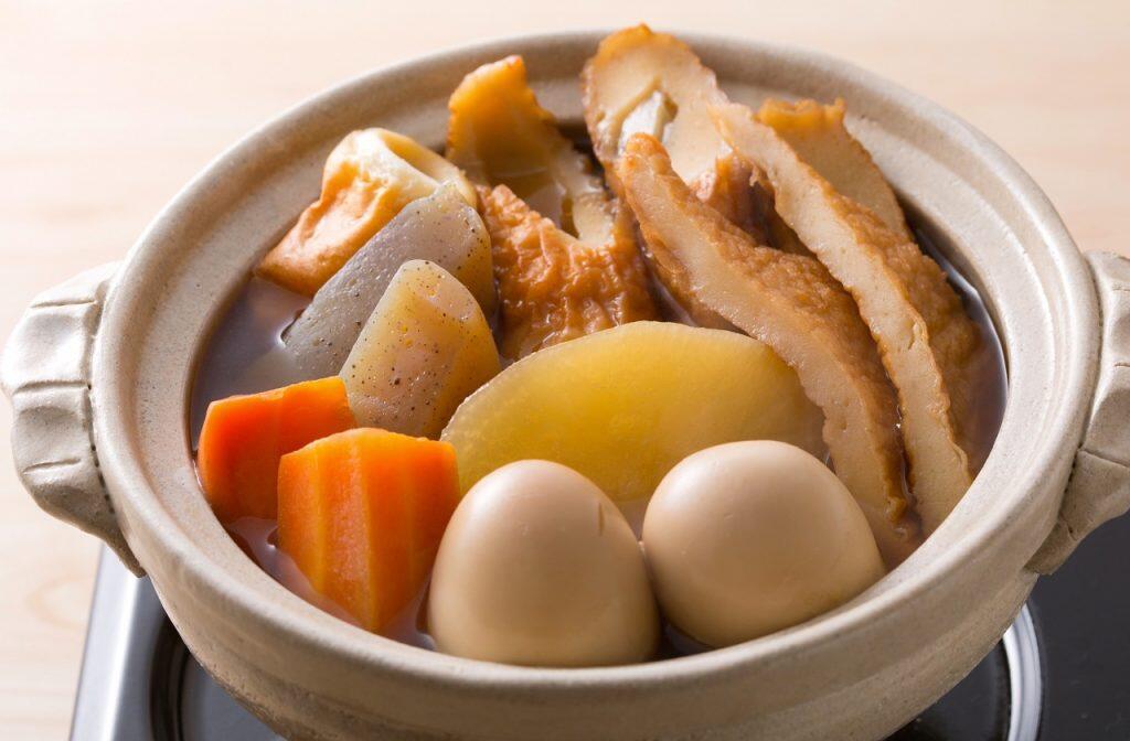 手作りの天ぷらやごぼう巻き、ちくわはもちろん、清流・仁淀川の水で作られたコンニャクや北川村産の卵、室戸の西山大地で穫れた大根や人参など、鰹出汁がしっかり染み込み、とっても美味