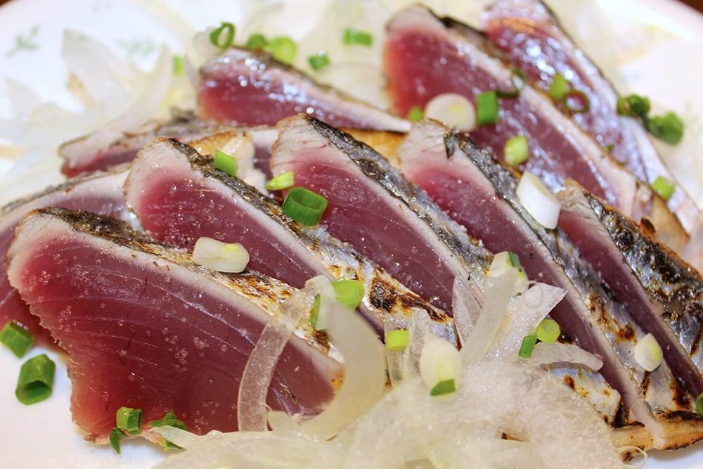 鮮度抜群!「山崎鮮魚問屋」の本格藁焼きかつおのたたき!