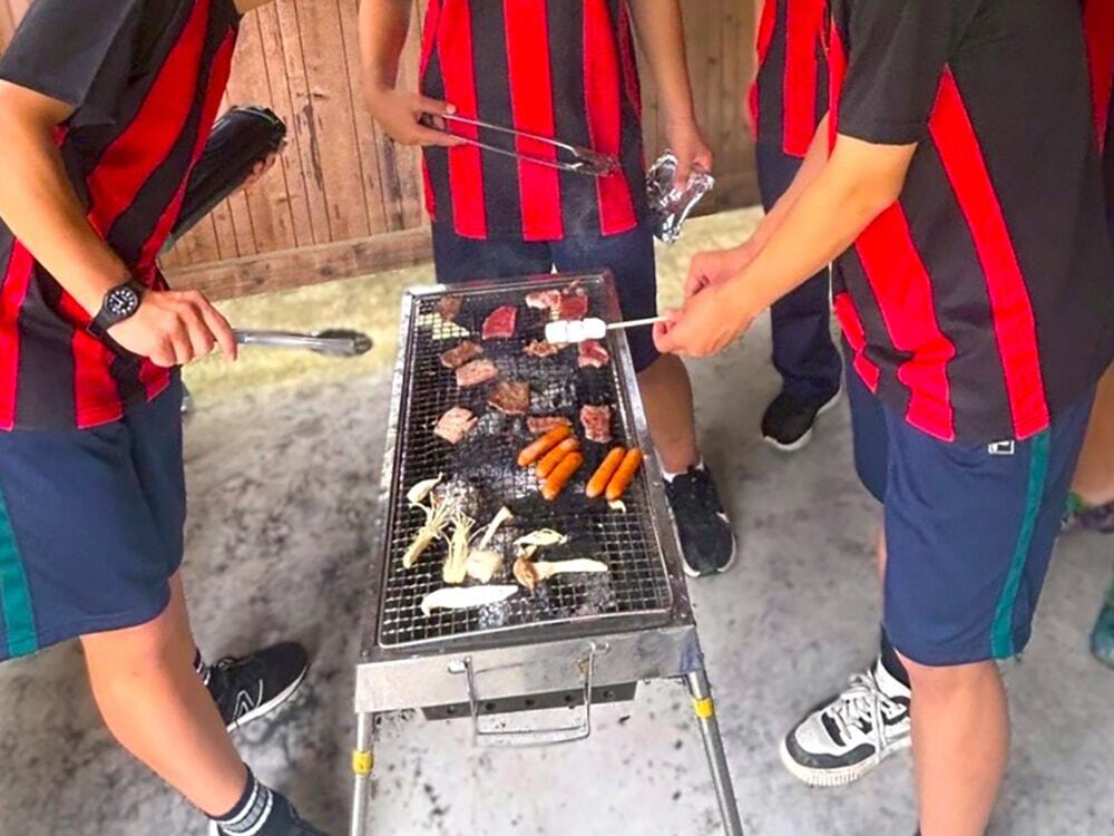高校生がBBQをしている様子