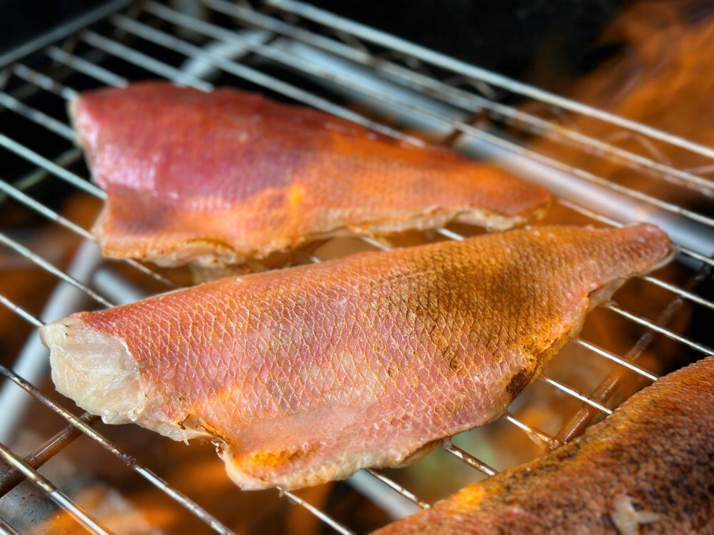 金目鯛を炙っている様子/ヤマシン西岡鮮魚店