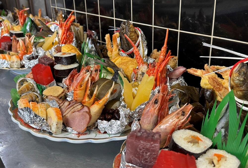 四季折々の旬な魚や野菜を使った料理の盛り合わせの写真