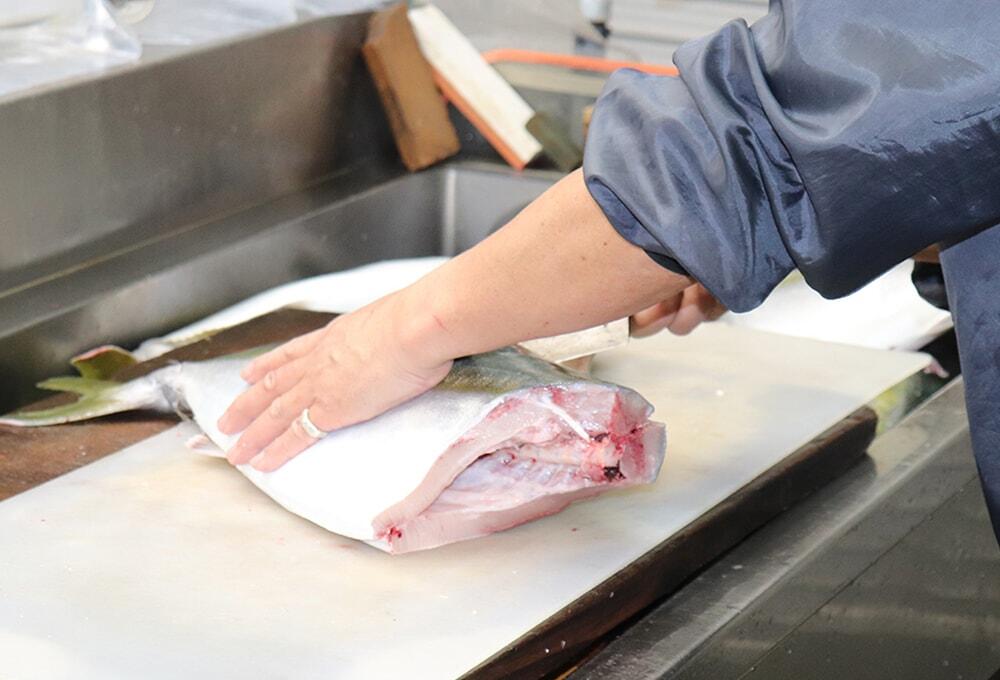 魚を捌いている様子/ヤマシン西岡鮮魚店