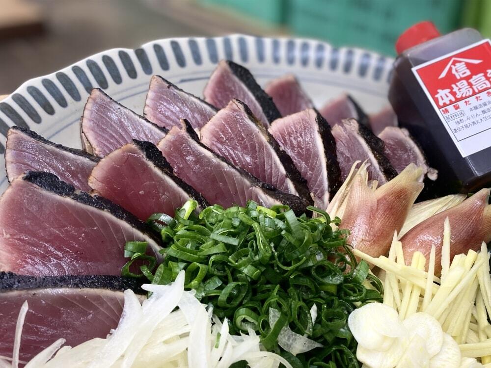 盛り付けられた鰹のタタキの写真/ヤマシン西岡鮮魚店