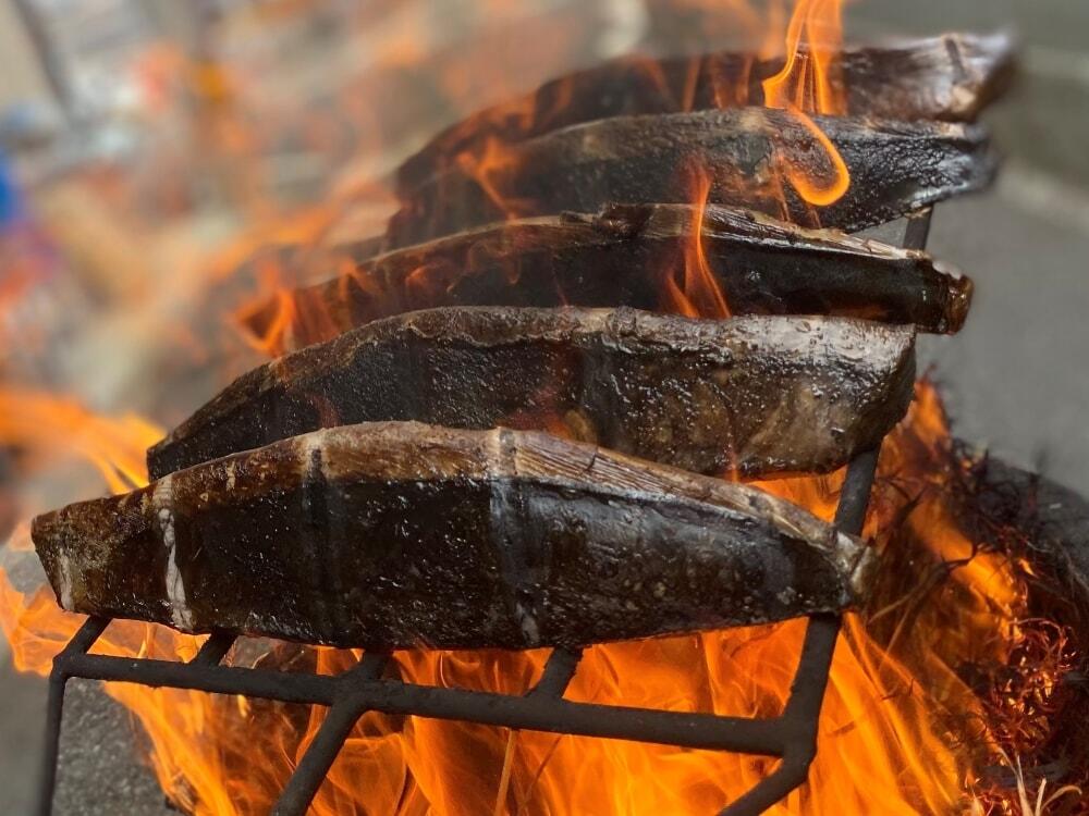 鰹の藁焼きをしている様子/ヤマシン西岡鮮魚店