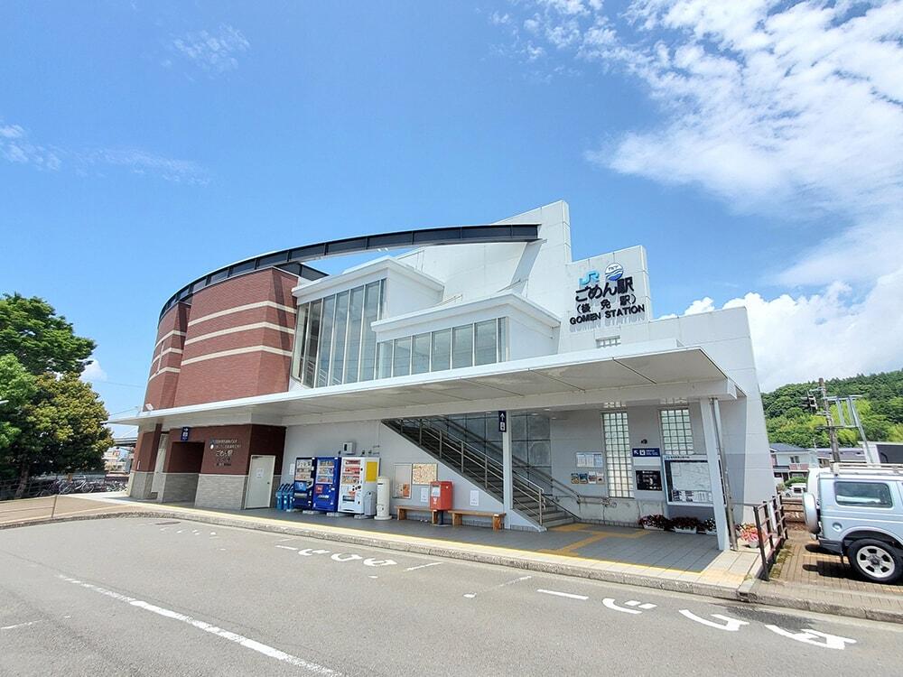 やなせたかし先生が描いたキャラクターに出会える鉄道旅はいかが?