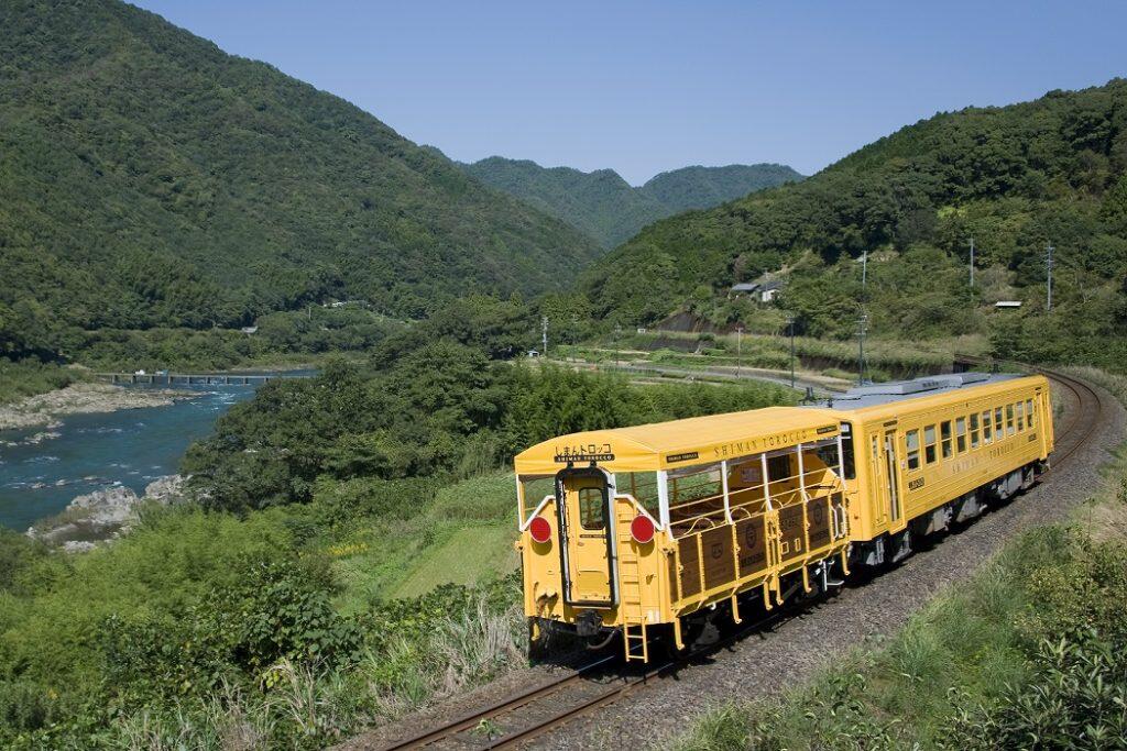 四万十川流域を走るユニーク列車
