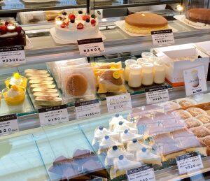甘い香りが広がる店内には、ショートケーキやタルトをはじめ、高知県産のフルーツを使ったクリエイティブなケーキやトラディショナルな焼き菓子など、色とりどりのスイーツがズラリ