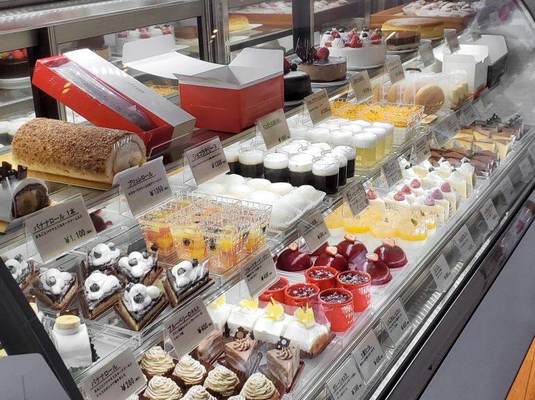 店内には、ショートケーキやタルト、ロールケーキやプリン、シュークリームなど、多彩なスイーツがズラリ
