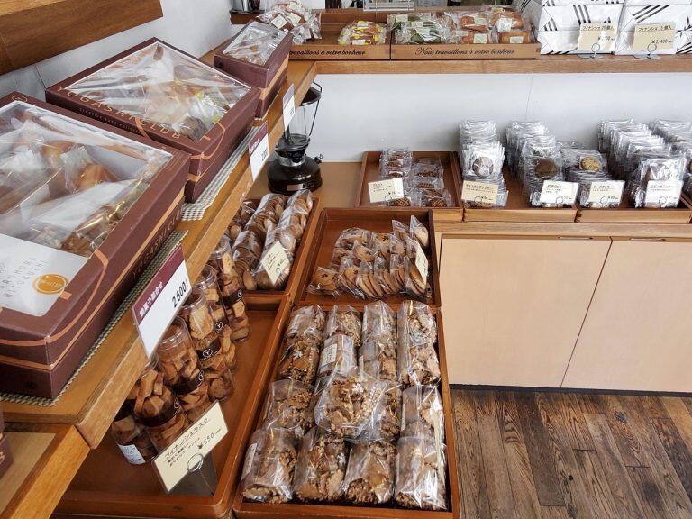 ブレイクタイムや贈り物にもうってつけの焼き菓子コーナーも充実