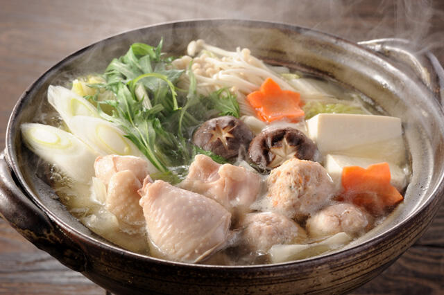 モモ肉やむね肉、砂肝や手羽先など、各部位の販売もありますが、おすすめはふるさと納税ランキングでも人気の「米ヶ岡鶏鍋セット」