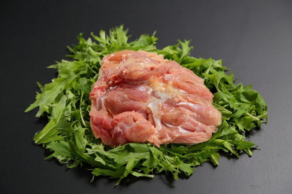 こだわりの飼料を食べることで、余分な脂や鶏独特の臭みが抑えられた「米ヶ岡鶏」は、程よい弾力のプリッとした肉質