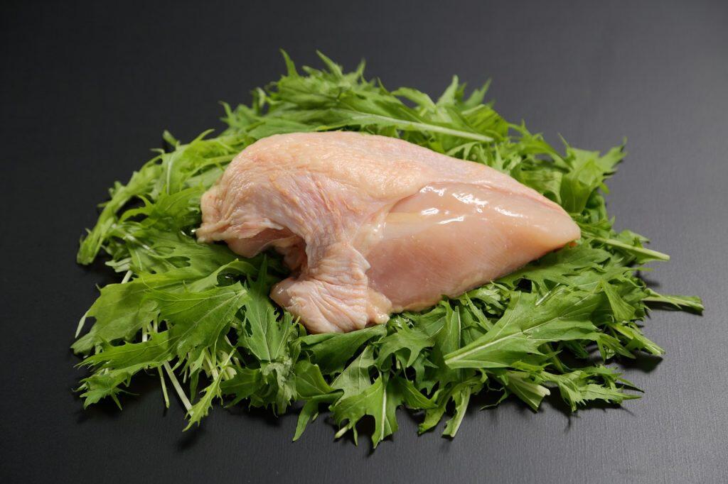 こだわりの飼料を食べることで、余分な脂や鶏独特の臭みが抑えられた「米ヶ岡鶏」は、程よい弾力のプリッとした肉質