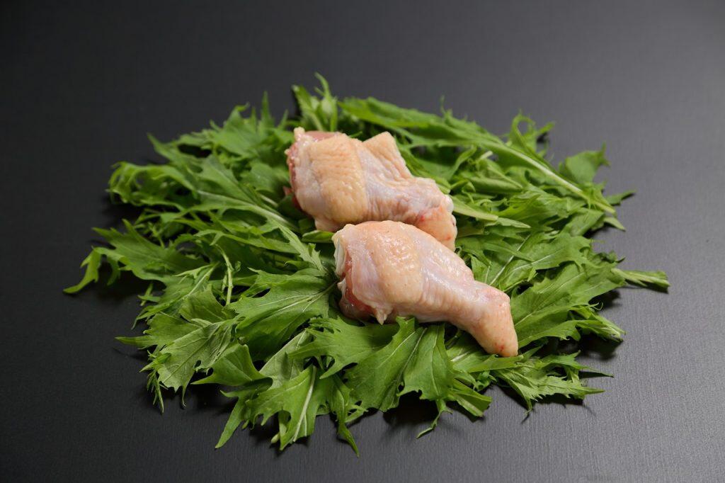 こだわりの飼料を食べることで、余分な脂や鶏独特の臭みが抑えられた「米ヶ岡鶏」は、程よい弾力のプリッとした肉質