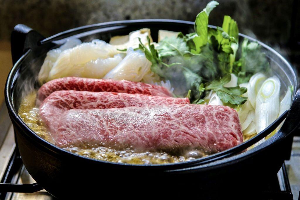 口の中にじゅわ〜っと広がる土佐和牛の豊かな風味が楽しめるすき焼用