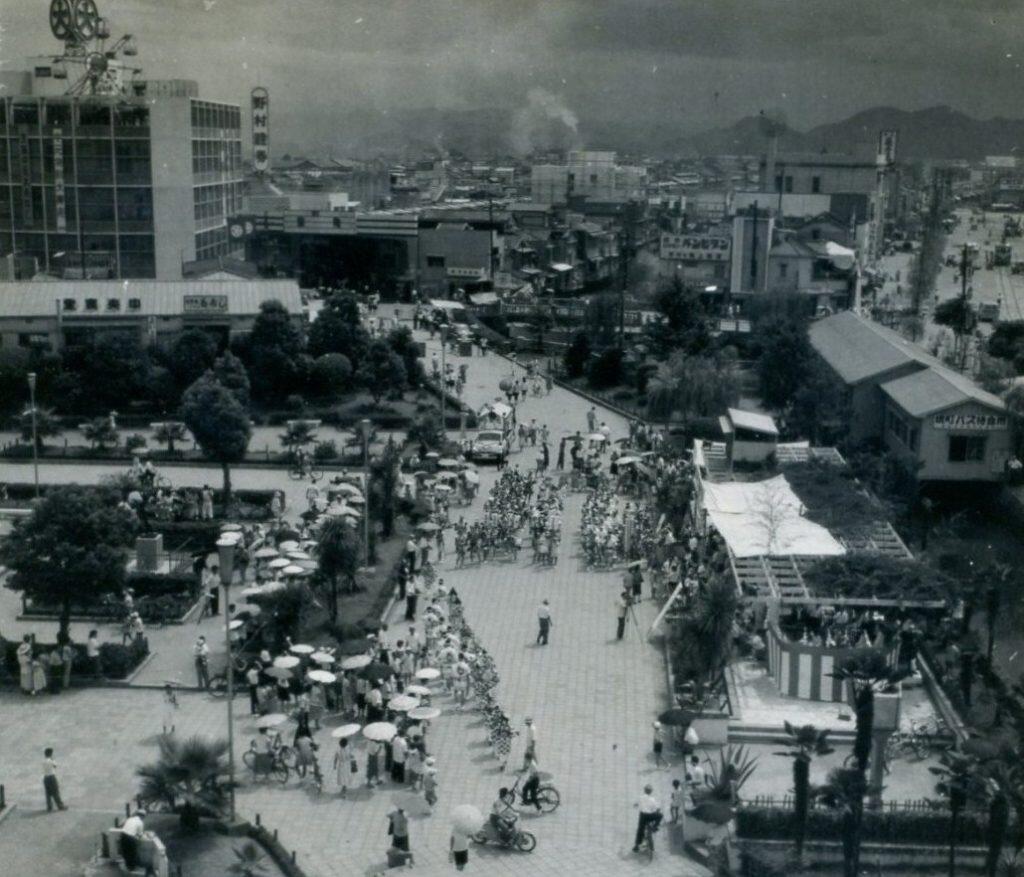 「よさこい祭り」は、全国的な不況の中、戦後の市民生活が落ち着きを見せ始めた昭和29年(1954年)に、「高知市全体が盛り上がるような祭りを立ち上げられないか・・・」「阿波踊りのように永続発展する祭りを、高知に!」との願いから、高知商工会議所らが市や県に協力を要請して開催が決まりました