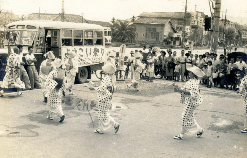 高知市役所前に設置されたテレビカメラのまわりは黒山の人だかり