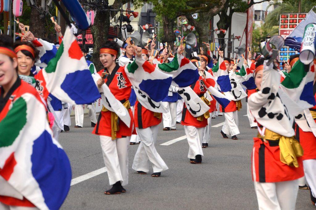 「高知銀行」チームは、昭和33年の第5回から出場する常連チーム