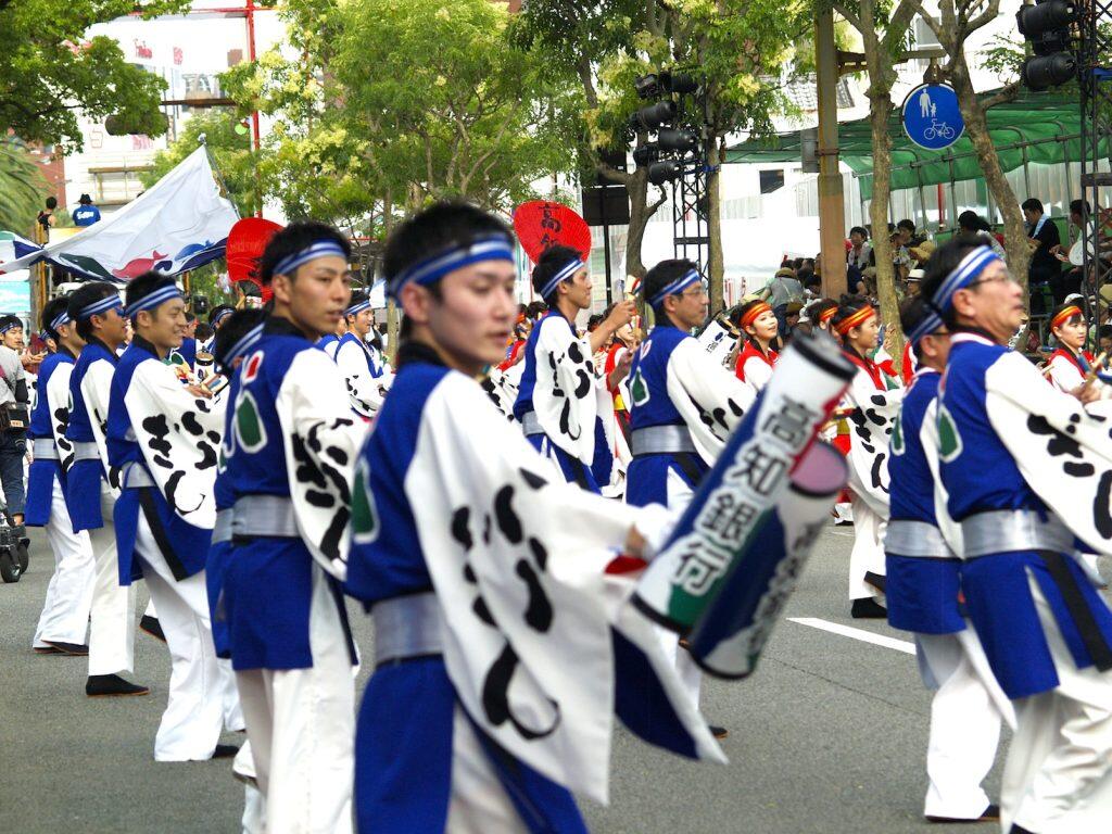 「高知銀行」チームは、昭和33年の第5回から出場する常連チーム