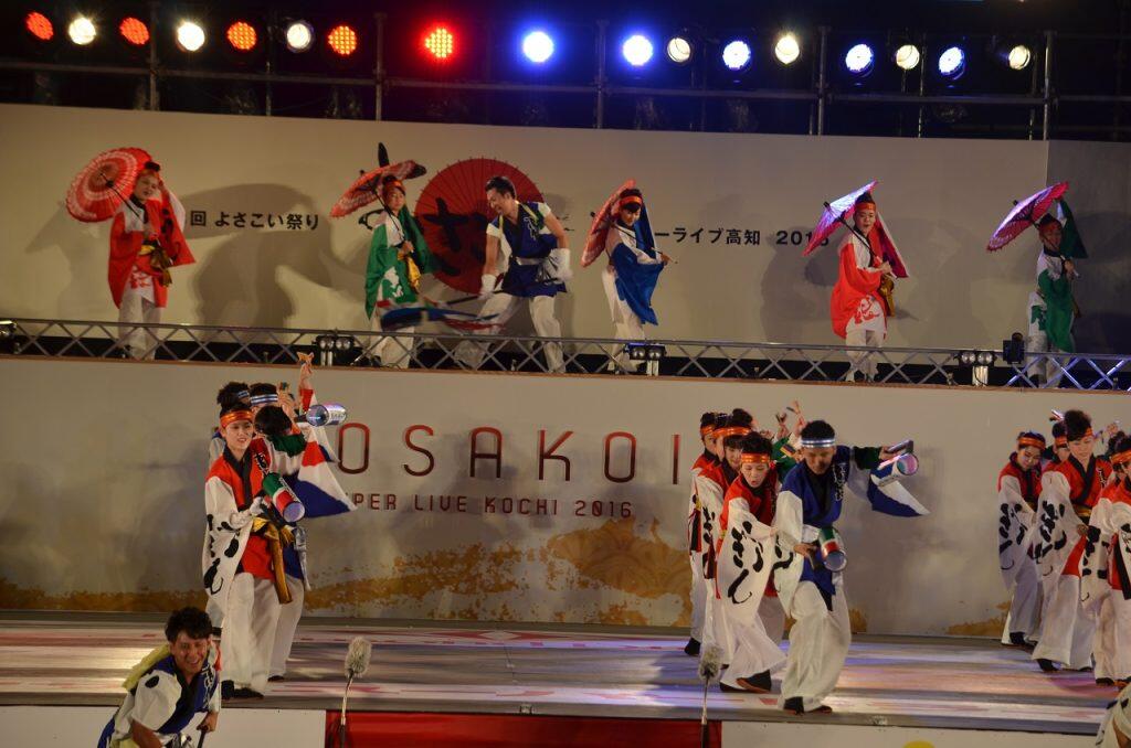 県内142チーム、県外63チームの総勢約1万8000人の踊り子たちが、土佐の街をパワフルに舞い踊ります。