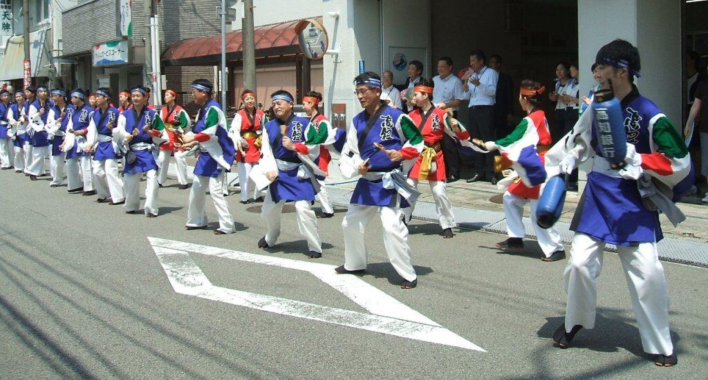 我が「こうぎん踊り子隊」も気合を入れて出発したで。