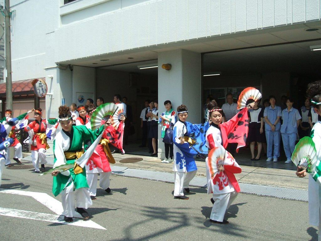 今年は新アイテムの扇子をプラスして、ひときわ優雅に舞い踊るぜよ。