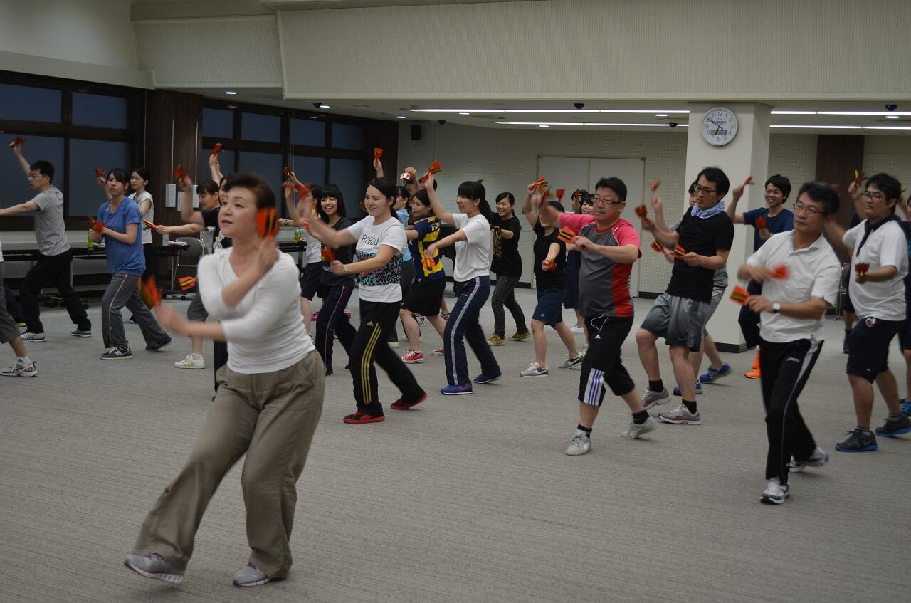 高知銀行の踊りの指導は荒谷深雪先生