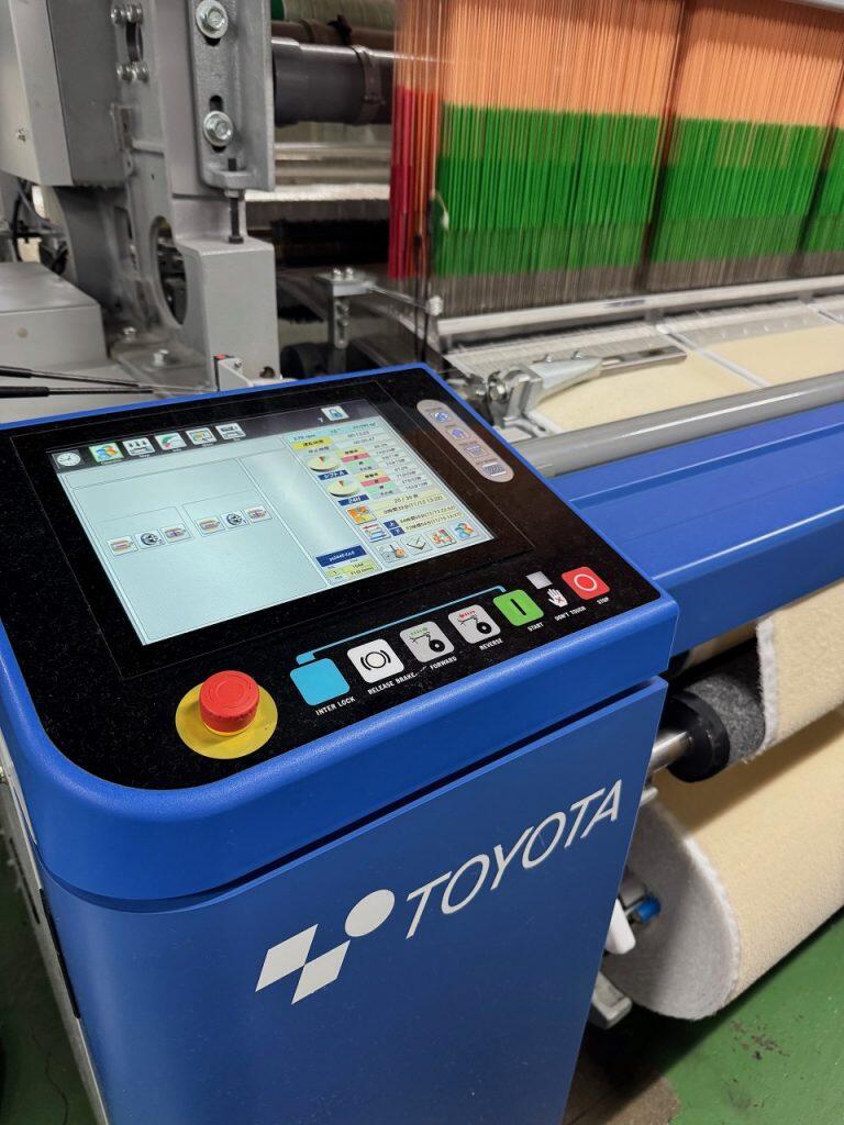 製織には新型エアジェット織機を用いることで生産性も高めています