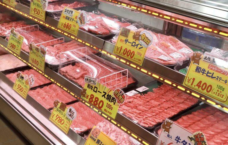 店内のショーケースには、ロースやカルビ、牛タンやミノ、サーロインステーキやシャトーブリアン、切り落としや角切りなど、バリエーション豊かな牛肉がズラリ