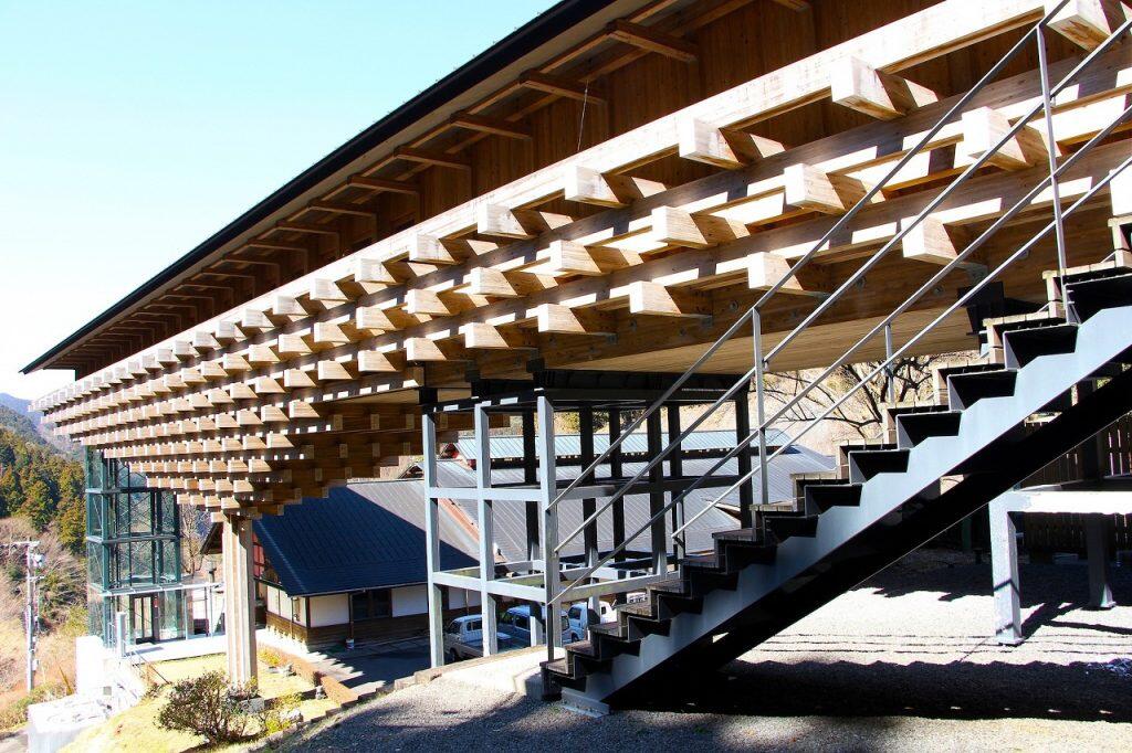 宿泊はもちろん、食事や温泉、プールも楽しめる「雲の上のホテル」は、建築家・隈研吾が設計した建築物としても有名!