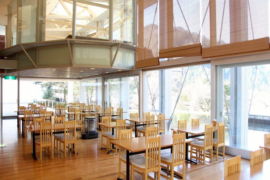 宿泊はもちろん、食事や温泉、プールも楽しめる「雲の上のホテル」は、建築家・隈研吾が設計した建築物としても有名!