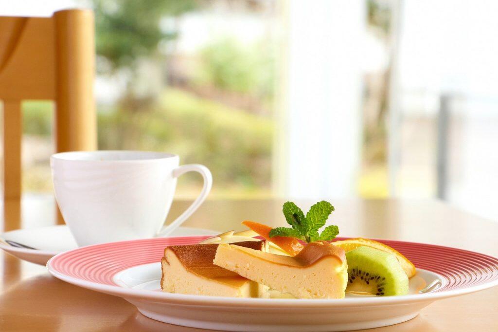 「一度味わうと忘れられなくなる」と話題になり、メディアなどにも数多く取り上げられていますが、一日に24ホールしか作れないため、売切れてしまうこともしばしば!そこに