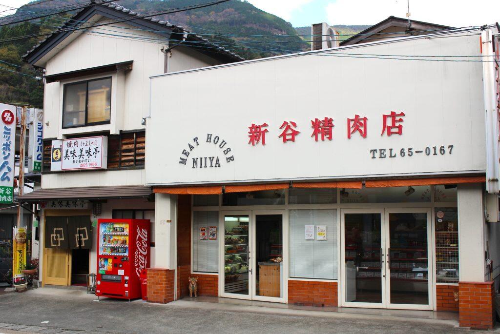 現在「新谷精肉店」の2代目店主である新谷さんは、1999年に精肉店に隣接する焼肉店「美味美味亭」を開業。より質の良いお肉を販売・提供したいとの思いから、2009年より黒毛和牛の飼育を開始しました。