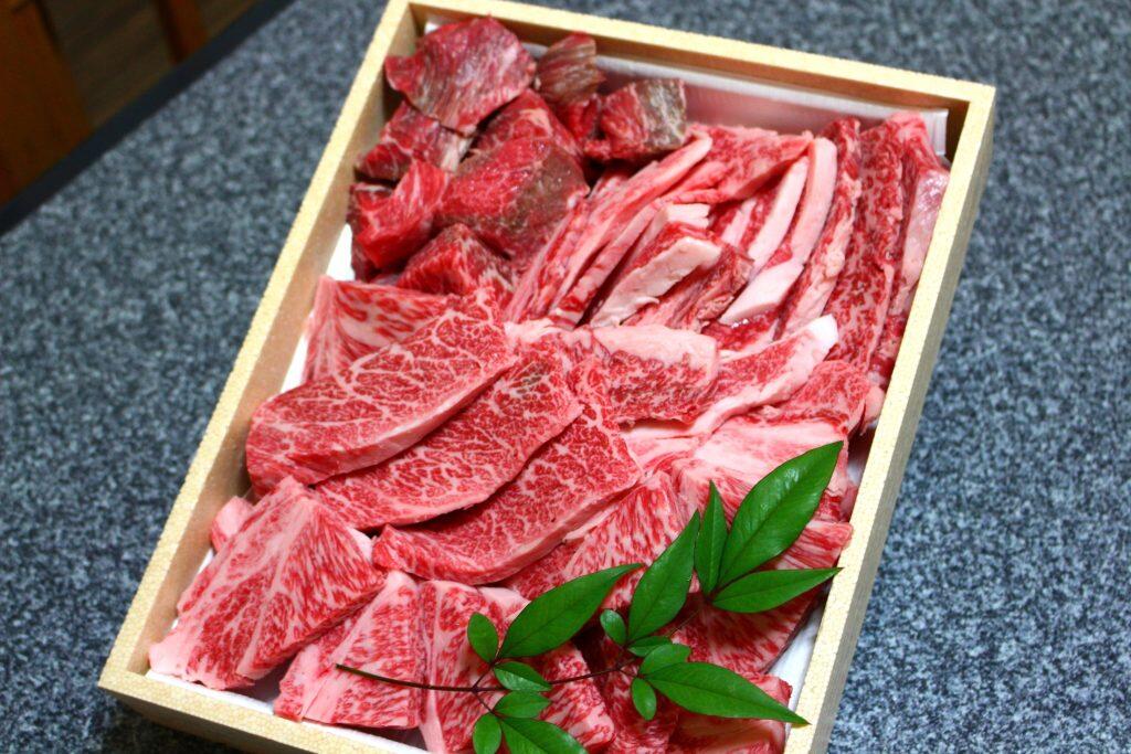 黒毛和牛の肉はブロック状に切り分けられ、販売用にスライスしていくのですが、そこはなんといってもお肉のプロ！捌き方ひとつで風味や食感の変わる各部位ごとの特徴や肉質を見極めながら丁寧に筋引きを行うことで、細かな筋なども無い、柔らかで上質なお肉へと仕上げられています。