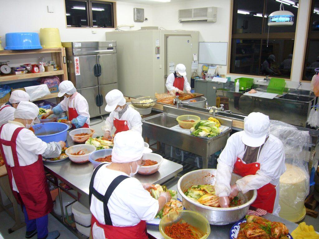 初瀬区の女性を中心に「鷹取キムチの里づくり実行委員会」を設立し、培材大学の教授らを招いて本場のキムチづくりを学んだり、直接韓国のキムチ工場を見学