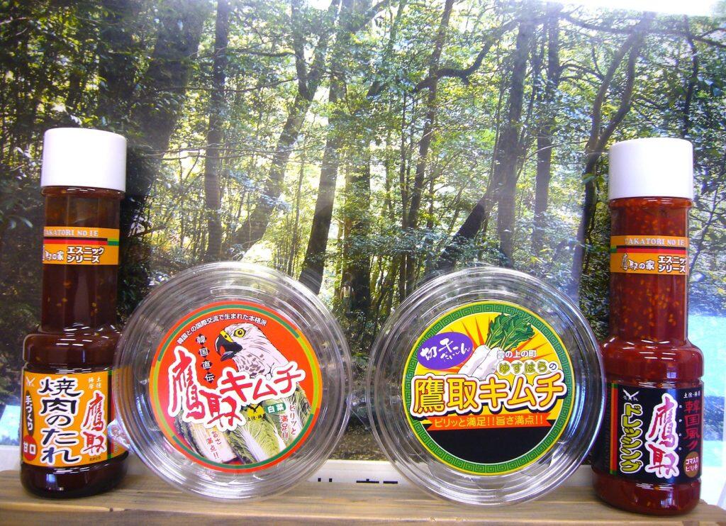 ムチはもちろん、高級白味噌を使用し「鷹取の家」独自にブレンドした、ヤミツキ必至の「鷹取焼肉のたれ 甘口」や、唐辛子とごまの風味が効いたピリ辛テイストの「鷹取ドレッシング」も人気