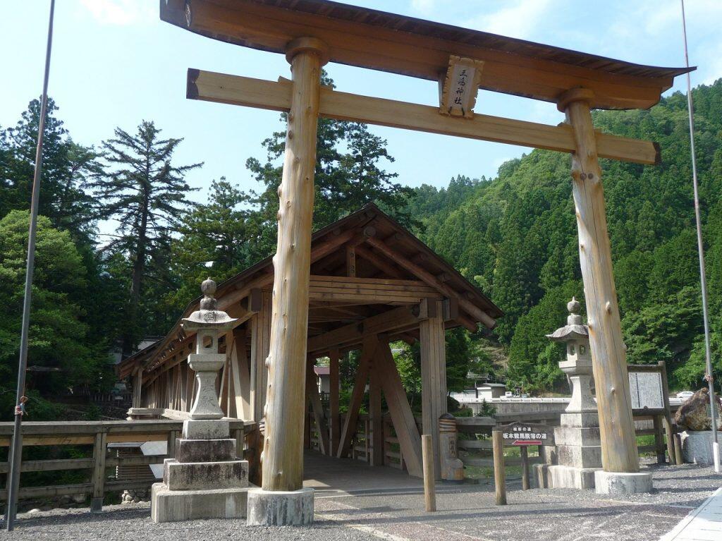梼原町産の木材を使用した立派な屋根付き橋「神幸橋(みゆきばし)」がかけられた三嶋神社