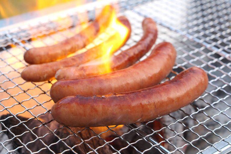 外はパリッと、中からは肉汁があふれ出すウインナーやフランクフルト